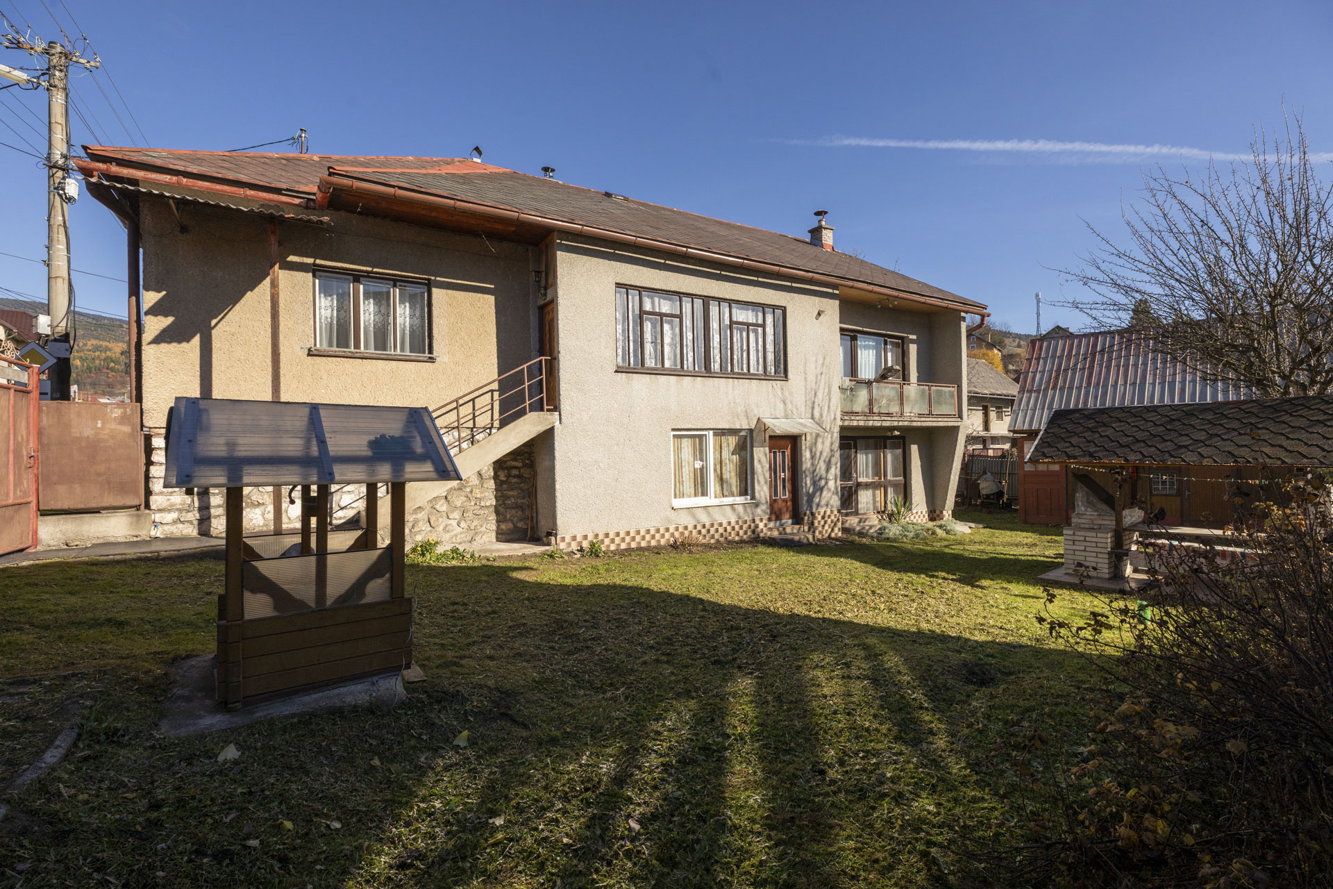 9B4A4432 Rodinný dom s mega miestnosťou (bar, krb, posedenie, priamy výstup na dvor) – Obrázok 1